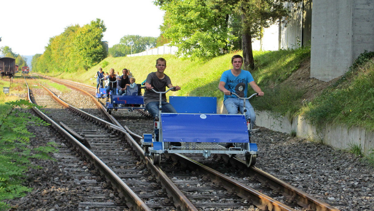 Familie auf dem Schienenvelo